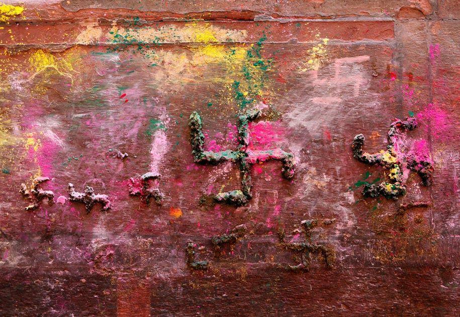 09_swastik.colorful.wall.religious.vrindavan.india.jpg